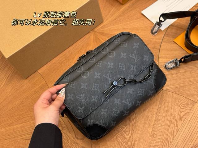 配折叠盒飞机盒 Size 25*18Cm Lv 男士邮差包 Voyager邮差包 结构和辅料都时尚青春化 包包的大小尺码刚刚好 手感很软 但是很型哦 搜索lv