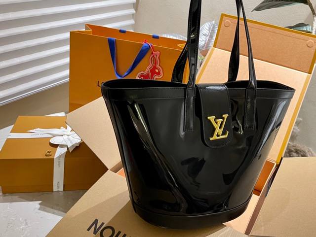 Lv Ysl 果冻tote 托特包 沙滩包 质感很高级 容量超级大也很耐用 日常出街背它回头率百分百 就是这种随性慵懒感 尺寸 28