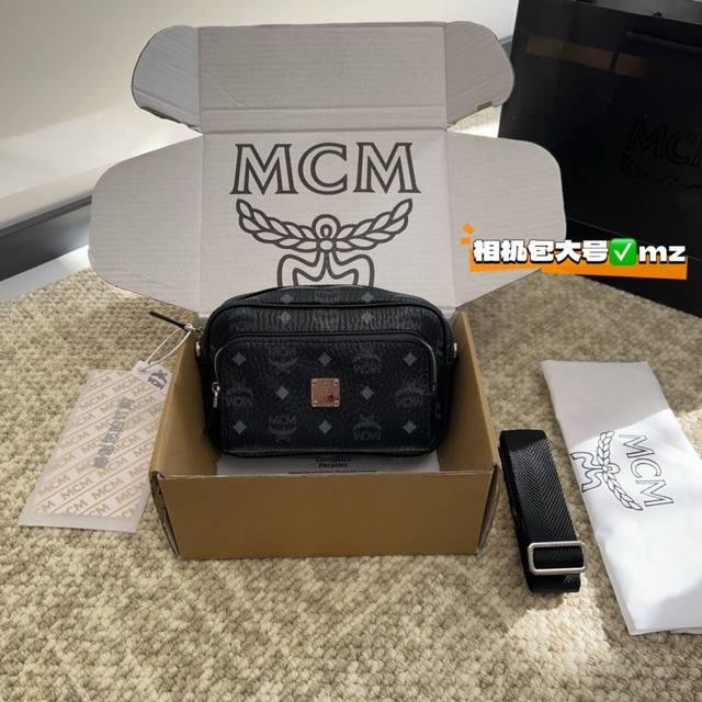 配飞机盒 Mcm相机包 真是方便又实用哦 颖宝同款哦 运用精巧技艺所打造的经典牛皮版本 Original系列visetos涂层帆布配件单品经久耐用 它的耐用度就