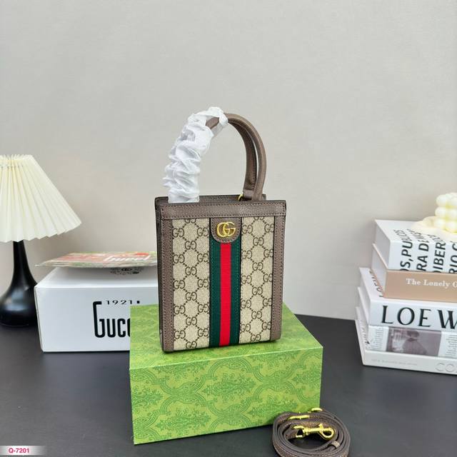 免税店全套包装 酷奇gucci Mini Tote 一眼相中的包 一定是好东西 太绝了这款新mini托特包 琴谱包 不喜欢太大的包 又指望买一个能装东西的挎包