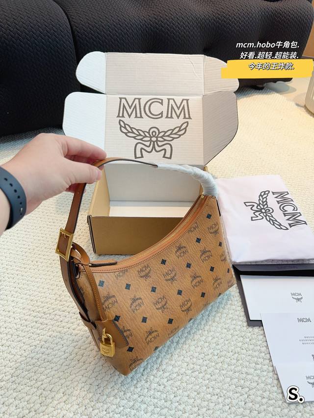 配礼盒 这也太好看了吧 Mcm 新品 Hobo包 牛角包 Mcm 的新品牛角 真的是今年的王炸款 有两根肩带 多种背法 最主要的是送的那根肩带 还可以作为腰带