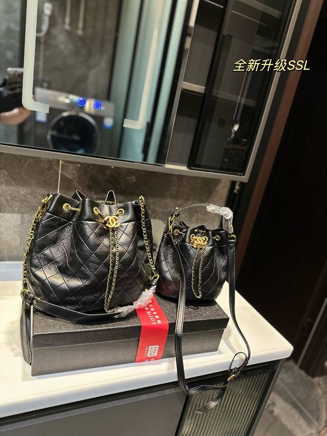 Chanel 香奈儿 新品神仙水桶包 专柜一包难求 真是绝美呀 超显大气小巧实用 超级百搭必备单品 尺寸 27 23 22 18