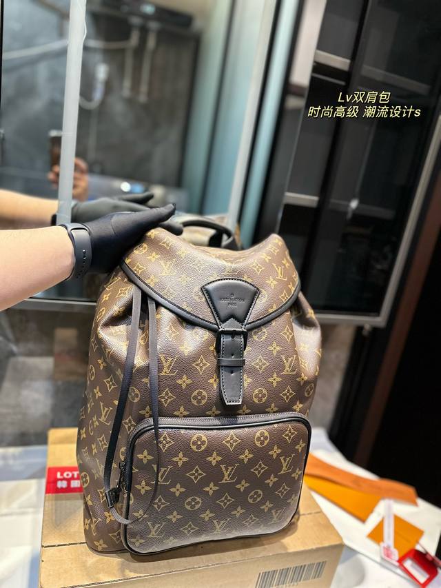 Lv Montsouris双肩包 百搭通勤经典老花拼牛皮双肩包 Lv最好看的双 肩包出差旅行必备 休闲商务都可驾驭 容量超大超能装 大热门款个人认为这是一款最合