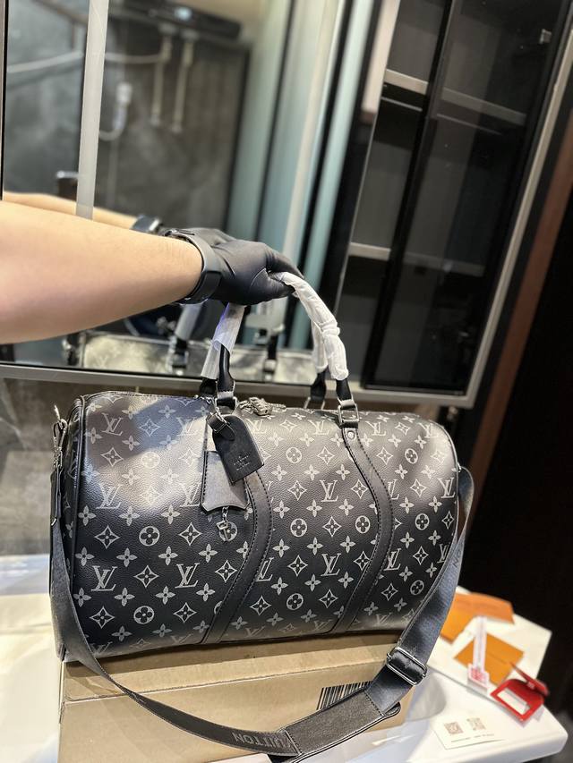 Lv Fw23 新品 旅行袋 机场旅行包来咯lv专柜同款旅行包 范冰冰 杨幂 刘涛各路大牌明星同款我有自留一直在用每个摩登旅者 都要拥有一只帅气能装的旅行袋 时