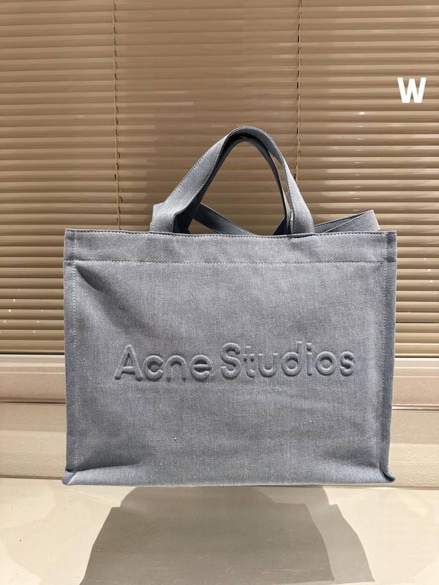 Acne Studios 牛仔购物袋 登酷意即刻上 眼 ;大容量托特包 双面色彩渲染玩酷趣意 轻盈出行 自在切换盛夏型格 41Cm