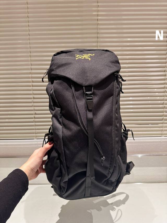 原版布 Arcteryx 20L始祖鸟刺绣多功能户外双肩包 Arcteryx 20L始祖鸟刺绣多功能户外旅行双肩背包 23Ss 包体空问容量大 可以携带短途远足