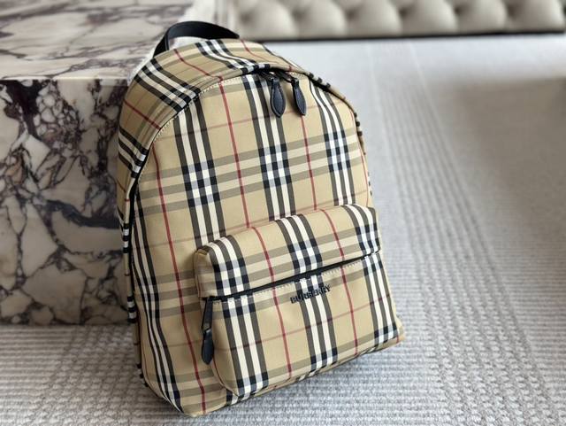 轻便又容量 Size 30*42Cm Bur双肩包 这款背包以标志性burberry Trench风衣的独创面料作为灵感来源 采用与棉质嘎巴甸同为密织结构的柔韧