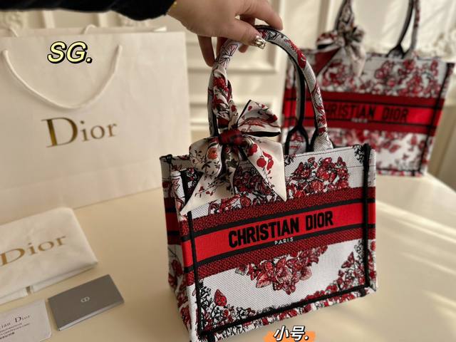 小号 中号 折叠盒 Size:35 27中号 26 21小号 Dior 迪奥book Tote 刺绣托特包 全面包身布满精致刺绣 立体的全刺绣具有纹理感 浮雕效