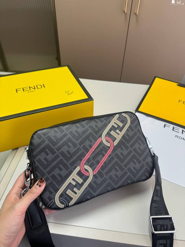 Fendi 芬迪胶囊系列 Ff相机包 单肩包 斜挎包 采用精湛镶嵌细工 经典百搭 实物拍摄 Lj尺寸23.6.14 折叠盒