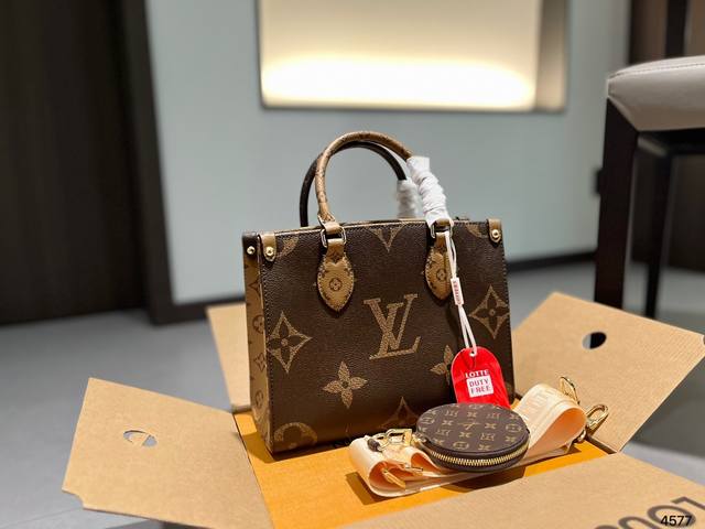 Lv Onthego 新款丛林包 Onthego绝对是通勤工具包必备单品之一轻盈容量大百搭最最关键不娇气小号的尺寸刚刚好也不像老花的容易撞款 尺寸小号25Cm