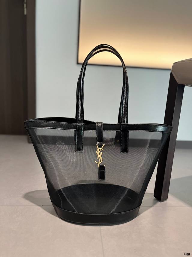 尺寸26.28 圣罗兰 Ysl 网纱托特包 质感很高级 容量超级大也很耐用 日常出街背它回头率百分百 就是这种随性慵懒感