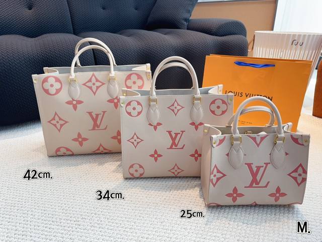 Lv 爆款购物袋 丛林系列 购物袋 Mini Onthego 购物或周末出游 拎起 Onthego 手袋即刻出发 Lv 新款 购物袋大花新料拼色 每一面都有不同