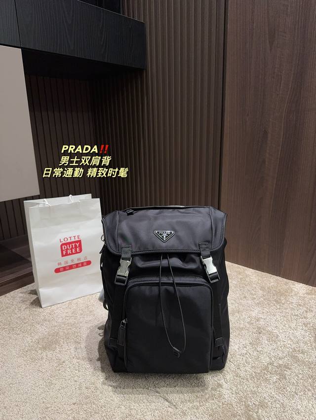 尺寸26.38 普拉达 Prada 双肩背 质感很高级 容量超级大也很耐用 日常出街背它回头率百分百 就是这种随性慵懒感