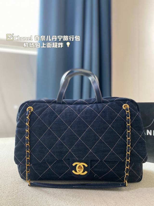 Chanel 香奈儿丹宁旅行包机场包上街超炸 真的太时髦了 95年的杂志款 容量很充足 高级刺绣 结合一切经典的枕头包这款包是和新任总监virginie Via