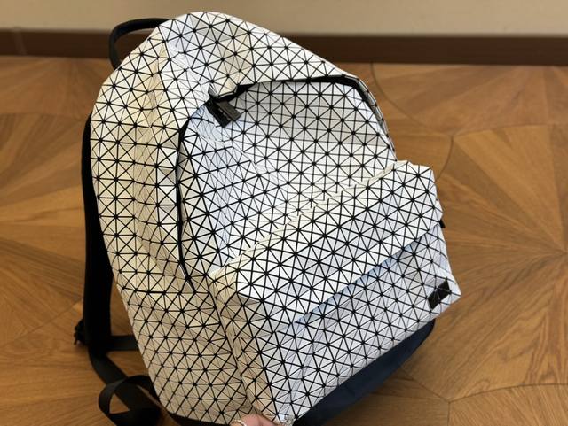 尺寸 31*42Cm Issey Miyake Baobao 三宅一生 双肩包 性价比超高 原单品质特别耐造的 平常上班背电脑 出去旅行都可以 容量大 自重还超