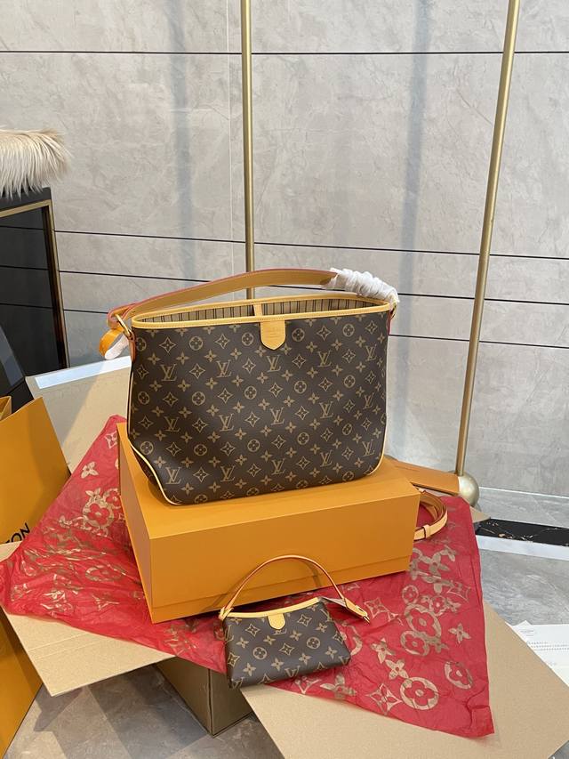 牛皮定制 折叠礼盒 Lv 路易威登中古 Tote 二合一 腋下包 配送麻将小包 薇薇安女包lv老花限定 超美 好多网红潮人都在背 单肩斜挎背这款包看着简单 搭配