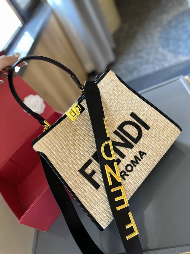 芬迪fendi草编托特包 I Fendi Peekaboo X-Tote草编托特包的采用拉菲草手工编织成的托特包国充满了度假的气息2大容量让人感觉能装下整个夏日