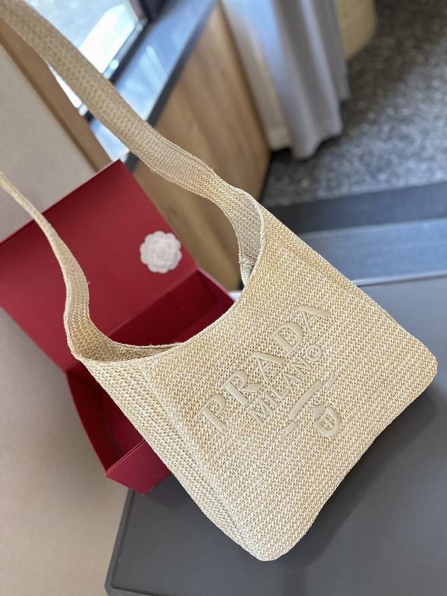 Prada最新23Tote 购物袋 这个系列将是prada接下来一整季的主打款式 Prada 手袋的曲线型设计十分醒目 时尚百搭 也很轻便哦 尺寸 32 14C