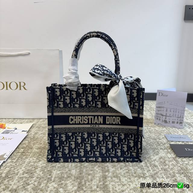 折叠盒 原版布 Dior Book Tote 由玛丽亚 嘉茜娅 蔻丽 Maria Grazia Chiuri 呈献的 Book Tote 手袋优良体现了 Dio