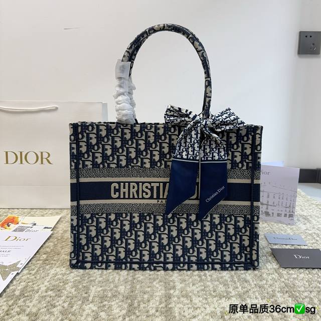 折叠盒 原版布 Dior Book Tote 由玛丽亚 嘉茜娅 蔻丽 Maria Grazia Chiuri 呈献的 Book Tote 手袋优良体现了 Dio