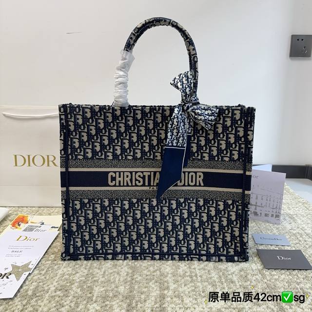 折叠盒 原版布 Dior Book Tote 由玛丽亚 嘉茜娅 蔻丽 Maria Grazia Chiuri 呈献的 Book Tote 手袋优良体现了 Dio