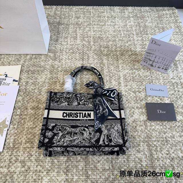 折叠盒 原版布 Dior Book Tote 由玛丽亚 嘉茜娅 蔻丽 Maria Grazia Chiuri 呈献的 Book Tote 手袋优良体现了 Dio