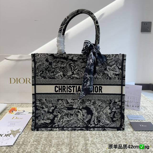 折叠盒 原版布 Dior Book Tote 由玛丽亚 嘉茜娅 蔻丽 Maria Grazia Chiuri 呈献的 Book Tote 手袋优良体现了 Dio