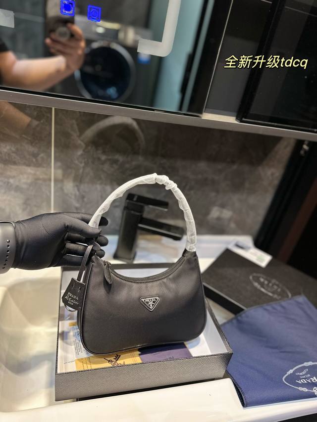 礼盒包装 Prada.Hobo红翻天的中古包-今年真的太流行中古腋下包了 一款sportsexy风格包包 超级喜欢它简单有质感的设计 附带的复刻小牌子很可爱 上 - 点击图像关闭