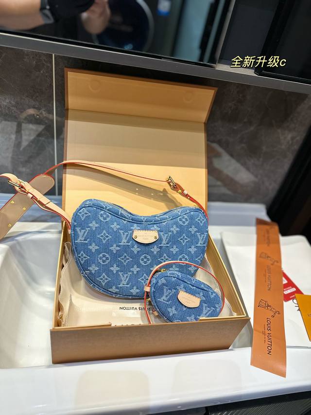 Lv Monogram牛角肩带可以调节豌豆包配多多一个的挂件小包 和女儿去一起背 也是不错的呢 单肩带背在腋下不大不小 外表可爱 空间也很喜人 适合任何穿搭中古