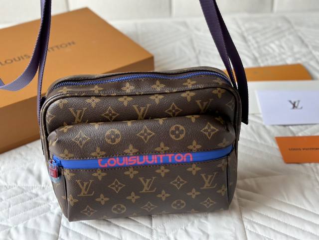 Lv Outdoor邮差包 规格:L2 Xh20.0Xw10.5Cm 男包推荐~Iv Outdoor邮差包害 通勤包必备款 真的很推荐这款 可以斜挎 可以单肩