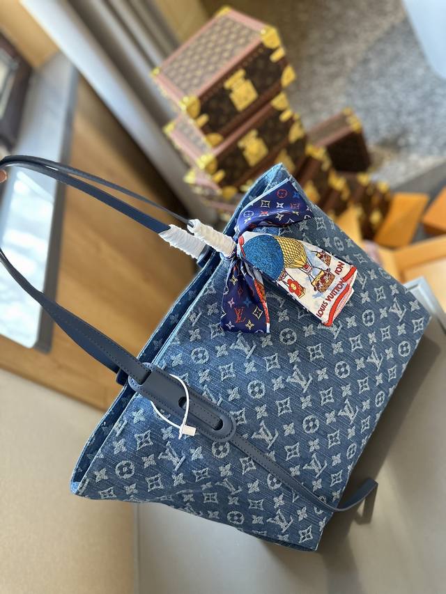 礼盒包装 送丝巾 Lv 中古 牛仔 Nf 购物袋 Neverfull 购物袋 入门级的款式哦 绝对的终身款 此物经典不言而喻 街拍和实用都是非常nb的选择 大家