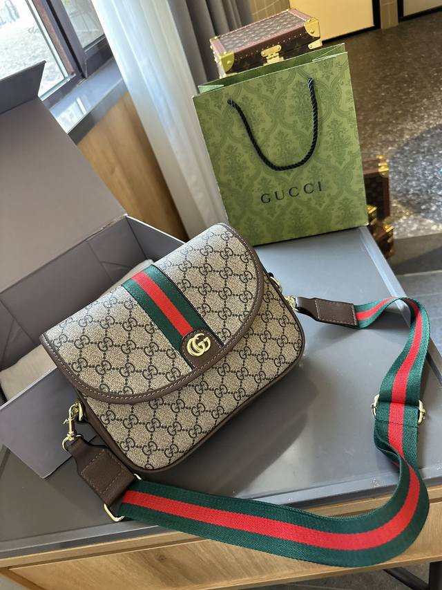 折叠礼盒包装 Gucci 新品 老花邮差包 单肩斜挎包刷爆某书 超级男士们 女士们 通通可以使用 大牌明星时尚达人 最爱单品 经典 真心狂推各位必留款 容量也很