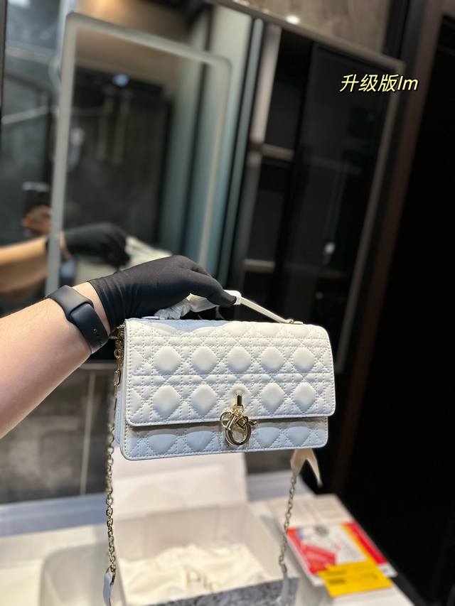 礼盒包装 迪奥lady Dior 珍珠手拿包 这款手拿包是本季新品 顶部搭配手柄 优雅实用 令lady Dior 系列更加丰富 采用羊皮革精心制 作 饰以藤格纹