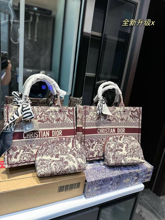 折叠礼盒 Dior Book Tote今年最喜欢的一款购物袋 Tote我用的次数最多的包 因为容量超级大 不管什么东西都向里面放 当然凹造型也是必须有的 这款d