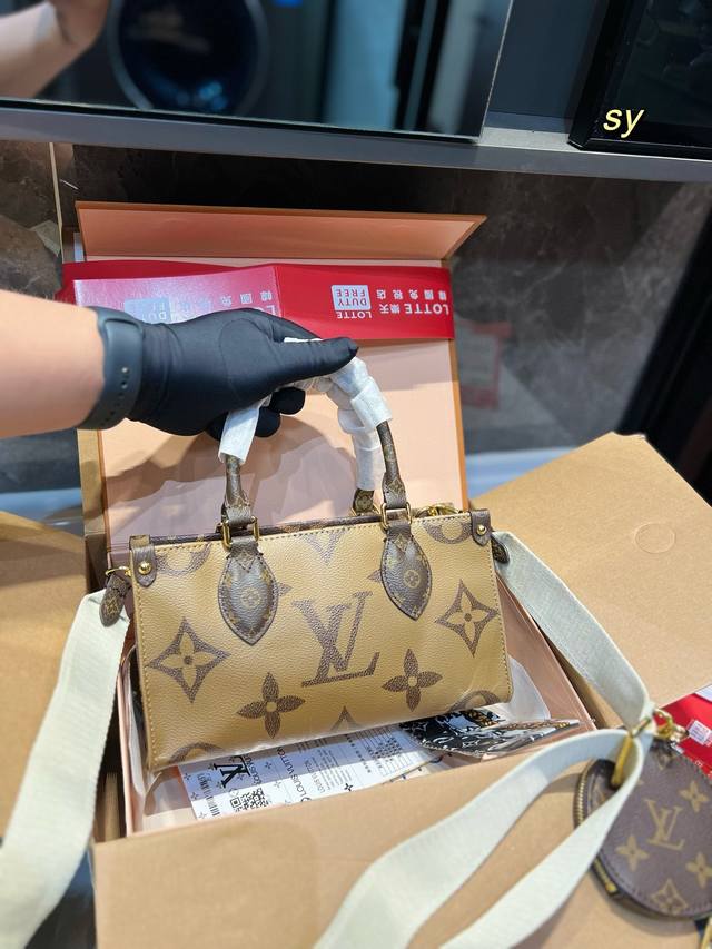 礼盒包装 原单品质 Lv A B面原料 Onthego妈咪袋 性价比之王这是一款超赞的包型 灵感来自于恶搞lv的街头品牌 曾经的曾经 Louis Vll Lit