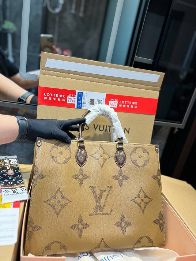 折叠礼盒 Lv Onthego Lv A B面原料 Onthego妈咪袋 性价比之王这是一款超赞的包型 灵感来自于恶搞lv的街头品牌 曾经的曾经 Louis V