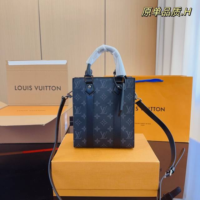 配飞机折叠礼盒. Lv 新款 购物袋最新tote 托特琴谱包黑花出货 配长肩带斜挎可以手提 一上身就秒爱上它 尺寸 19*7*22Cm