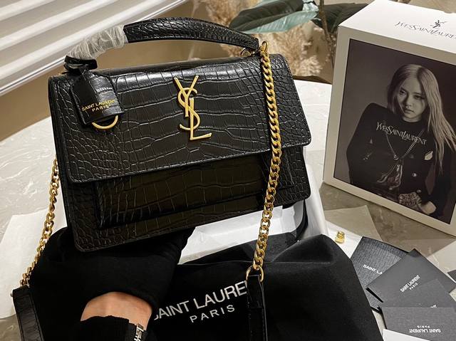 鳄鱼纹牛皮 折叠礼盒 官网飞机箱包装 圣罗兰ysl Sunset日落包圣罗兰ysl Sunset日落包真的是精致浪漫的代名词 低调不张扬流畅的线条 挺阔的包型