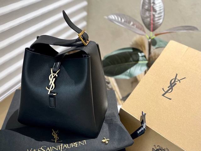 原版皮 折叠礼盒+官网飞机箱+免税店礼品袋 Ysl 新款le 5A7 Tote来临啦 Rose 宝贝已经背着出街啦 我们 大陆区也开始预售啰 最最新款 怎么能不