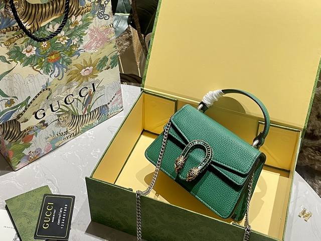 折叠礼盒 Gucci 新成员 钻扣迷你酒神手提包 新款全皮包包 新配色真的戳中我心头爱彰显优雅高贵气质 跟大家分享一下我今天买到的这个很喜欢的包包 有机会来澳门