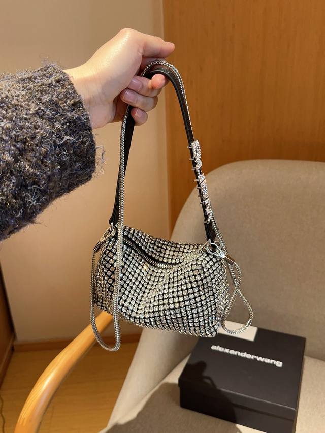 亚历山大王 Alexander Wang 经典大王家钻石水钻腋下包 搭配蛇骨链条 尺寸 18.12Cm 礼盒包装