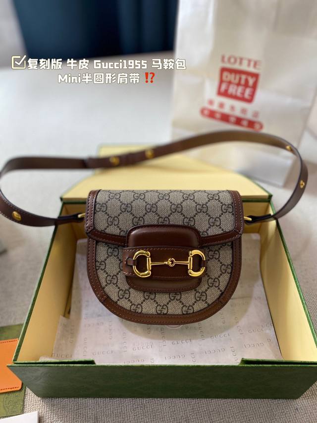 复刻版 牛皮 Gucci 5 马鞍包家族出新款啦 新款是mini半圆形肩带和经典款是一样的~ 两侧可以调节纽扣 变成斜挎 还可以腋下 最新款gucci 5 Ho