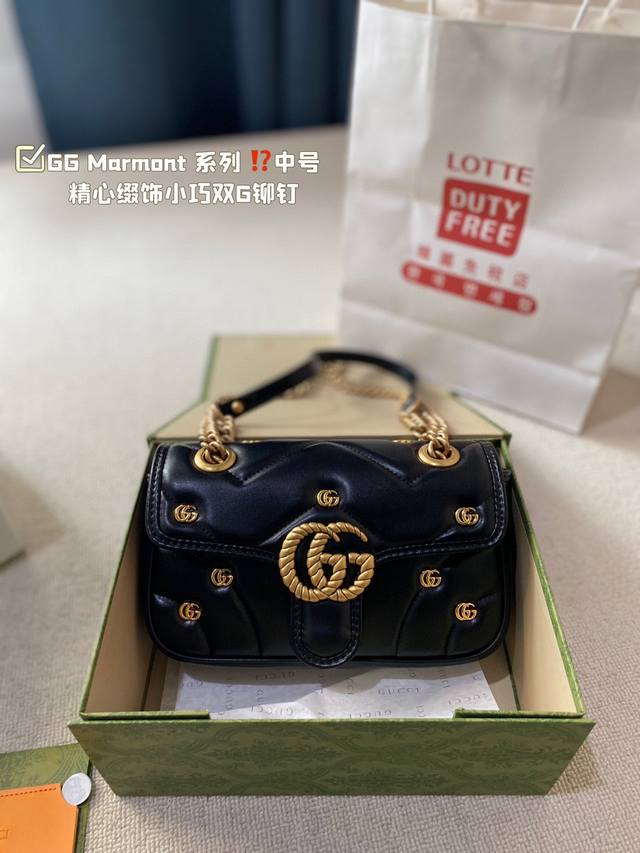 牛皮版本 中号 这款gg Marmont 系列肩背包采用柔软加村设计 以粉色gg Matelasse 皮革精制而成 精心缀饰小巧双g铆钉和拧花饰带双g造型装饰配