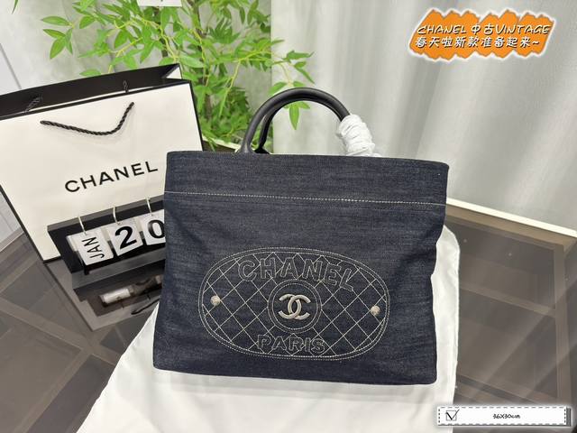 无盒 Size:36*30Cm 香奈儿chanel 牛仔托特包 今天的氛国感是它给的 有点做旧的牛仔 这个蓝深得我心 夏天很适合出门的包 中间的logo低调又显