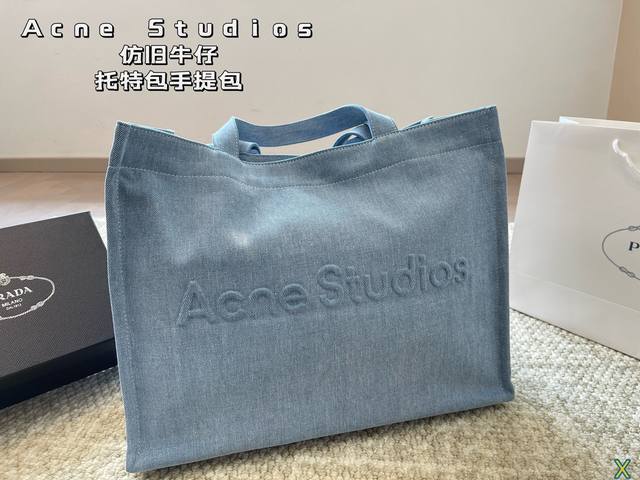 Acne Studios 仿旧牛仔托特包手提包 登酷意即刻上 眼 ;大容量托特包 双面色彩渲染玩酷趣意 轻盈出行 自在切换盛夏型格 尺寸44 35