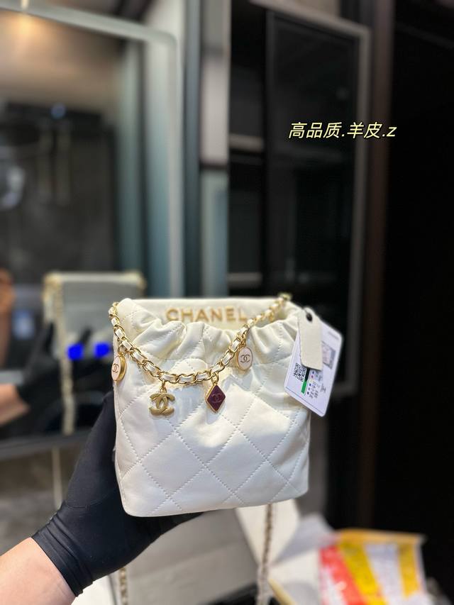 折叠礼盒 羊皮 Chanel香奈儿 23P宝石吊坠小福袋新款 最贵垃圾袋购物袋 Bag 手感超级好 原版五金 超级大牌 以华丽高贵的外形成为当下最炙手可热之作人