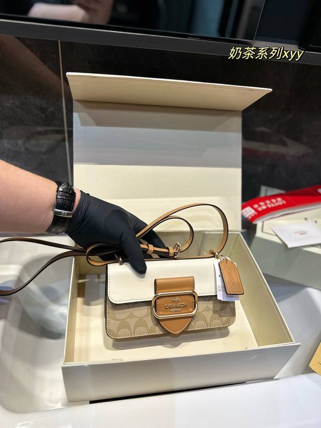 折叠礼盒 Coach 新品 小号morgan 精致小包 Coach 新品morgan小号crossbody~链条包精致时尚的morgan家族小可爱不论是斜挎还是