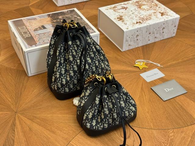 配折叠盒飞机盒 Size 16*19Cm 24*24Cm 迪奥 是熱腾腾新款dior抽绳bag 又酷又甜的水桶包 出門随手一拎就很好看