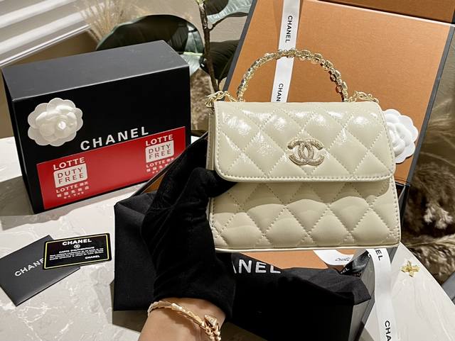 原厂皮 折叠礼盒 Chanel 24P 珍珠镶钻手柄 小kelly的风也太大了吧 绝对黑马 太心动了市有一个横版一个方胖子版 都很可爱 这个系列绝对是黑马 横版