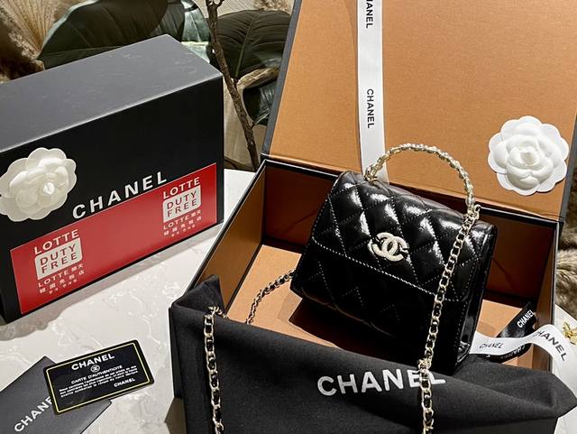 原厂皮 折叠礼盒 Chanel 24P 珍珠镶钻手柄 小kelly的风也太大了吧 绝对黑马 太心动了市有一个横版一个方胖子版 都很可爱 这个系列绝对是黑马 横版